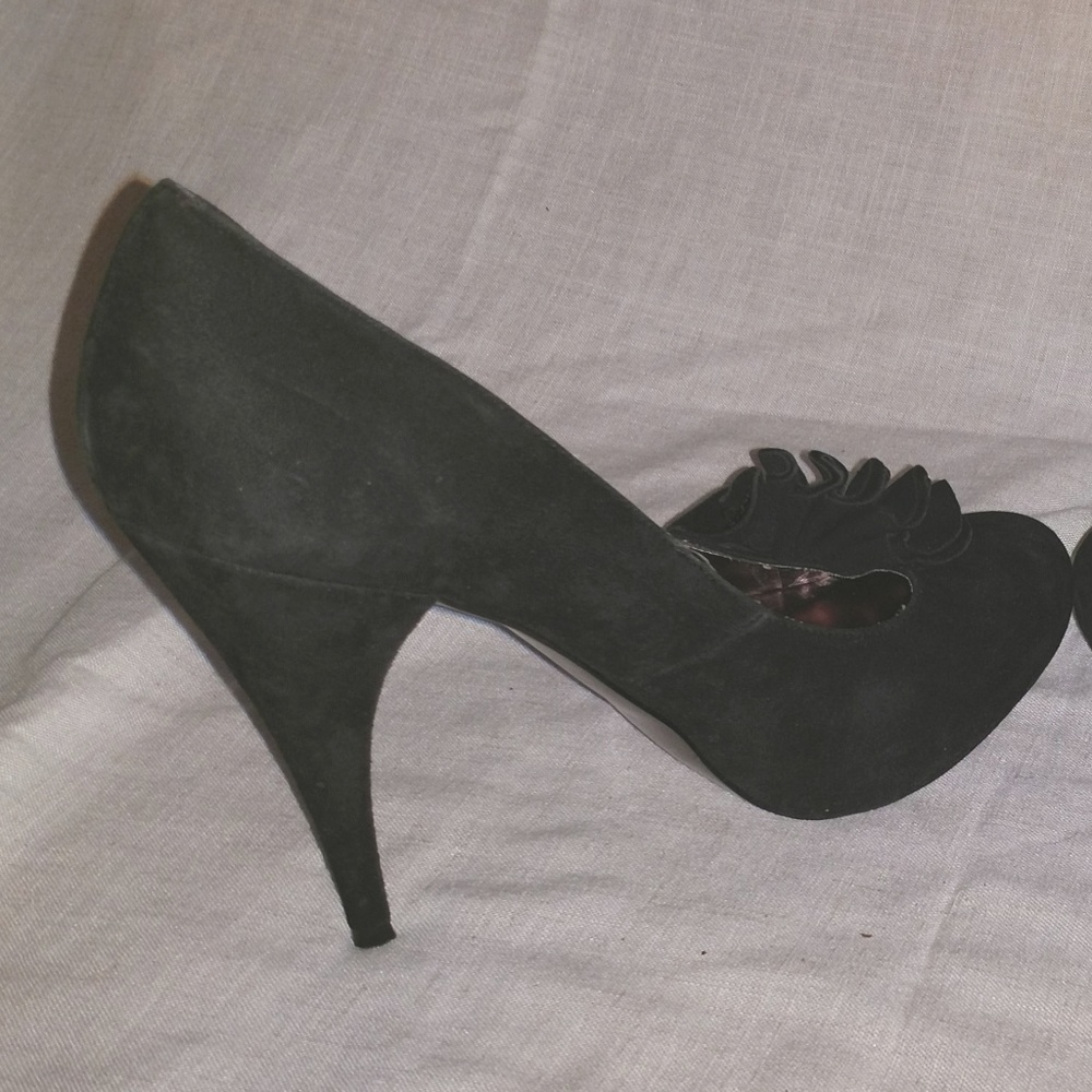 Steve Madden black suede frilly high pump Sz 9